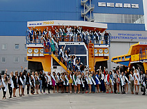 2013年国际超级小姐大赛的选手亲眼看到了白俄罗斯汽车厂的巨大自卸卡车