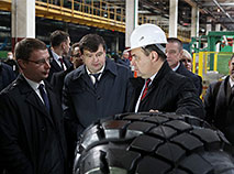 白罗斯总理罗曼•戈洛夫琴科参观了博布鲁伊斯克白罗斯轮胎股份有限公司超大型轮胎厂（2020年11月）