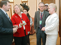 2008年欧洲安全合作组织观察员-协调员安妮 - 玛丽•利津与白俄罗斯中央选举委员会主席利迪娅•叶尔莫申娜在白俄罗斯议会选举期间会面