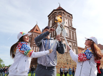 Flame of Peace welcomed in Mir Castle