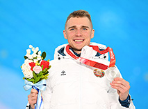 Белорусский биатлонист Антон Смольский завоевал серебро в индивидуальной гонке на 20 км